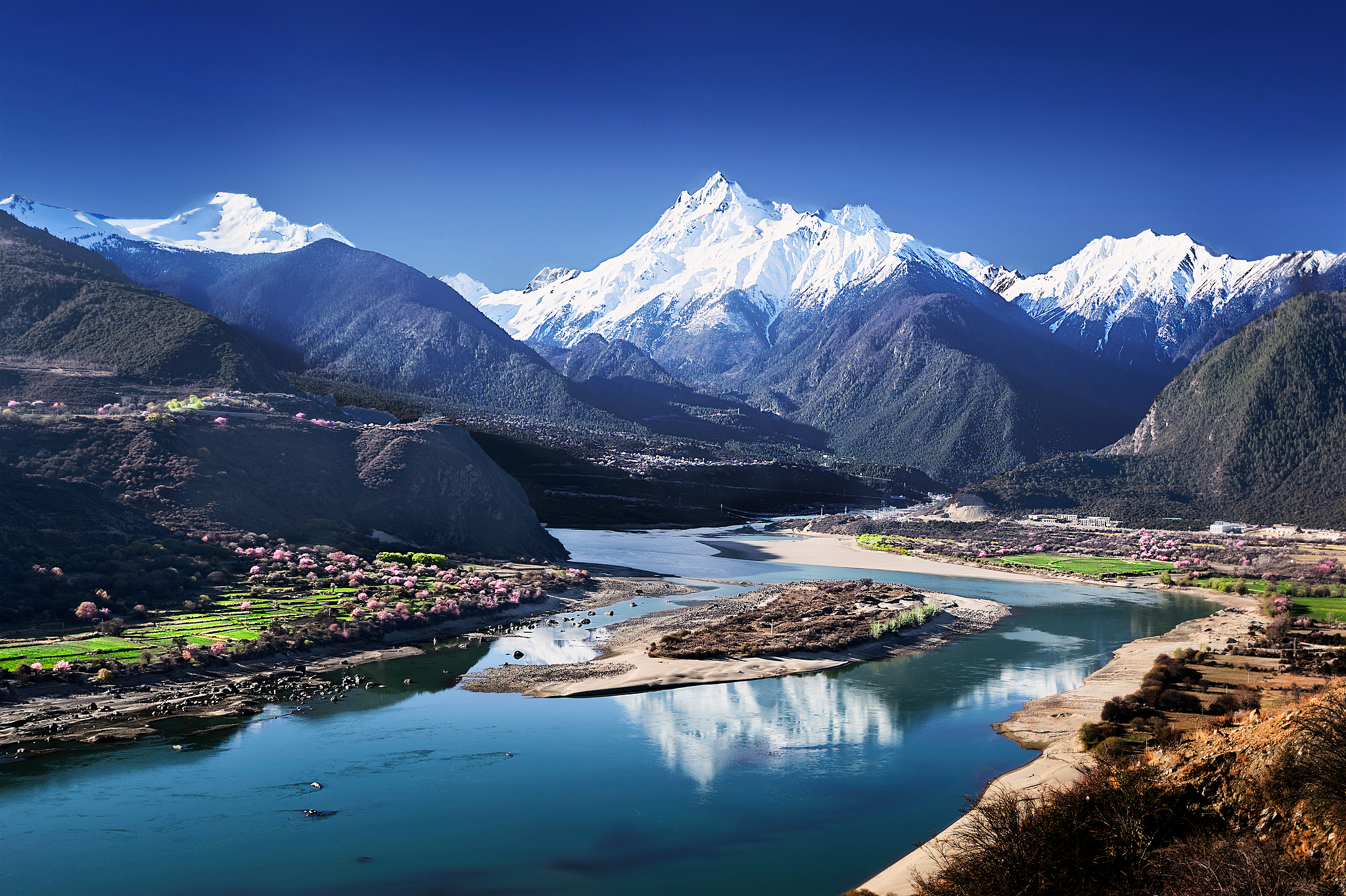 Sommets enneigés reflétés dans la rivière Yarlung Zangbo, région autonome de Xizang, sud-ouest de la Chine. /VCG