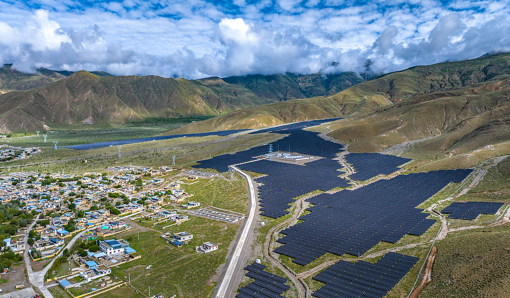 Un projet photovoltaïque connecté au réseau à Shannan, dans la région autonome de Xizang, en Chine, le 10 août 2024. /VCG