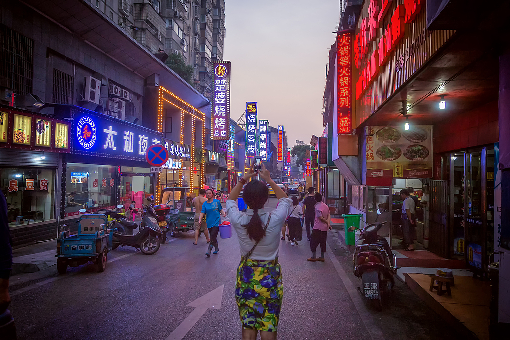 Une rue animée de Yueyang, dans la province du Hunan, est bordée de petits restaurants de barbecue et de grills. /VCG