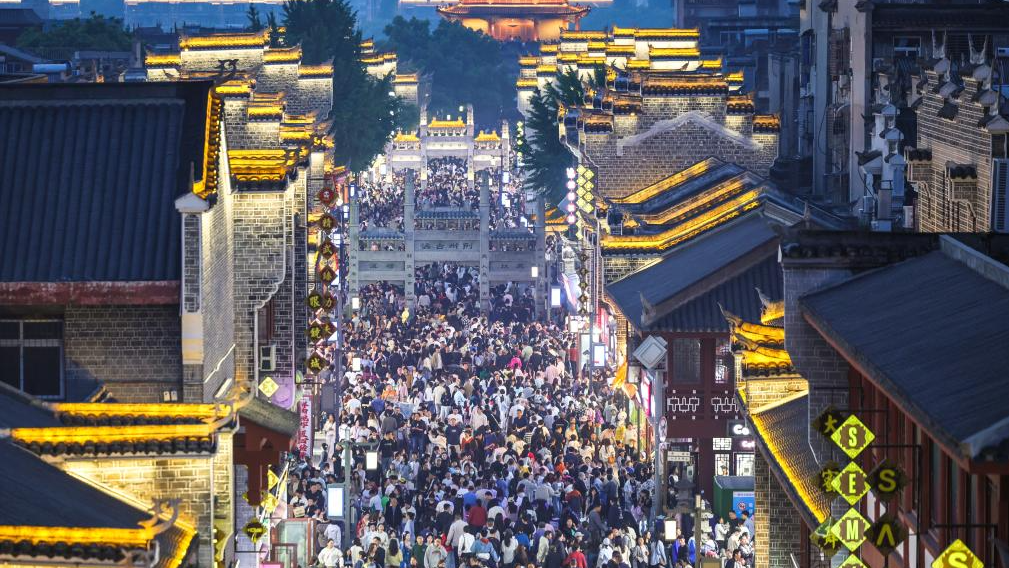 Des touristes visitant la vieille ville de Xiangyang, dans la province du Hubei (centre de la Chine), le 2 mai 2026. /Xinhua