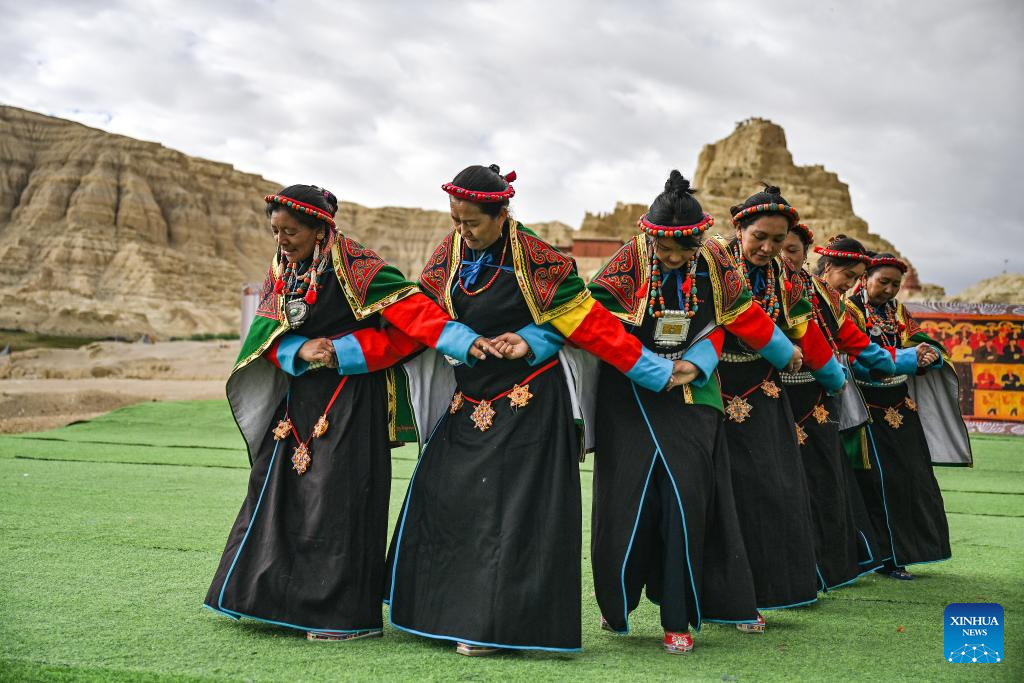 Des résidents locaux exécutent la danse Xuan près des ruines du royaume de Guge, dans le comté de Zanda de la préfecture de Ngari, dans la région autonome de Xizang (sud-ouest de la Chine), le 11 septembre 2024. /Xinhua