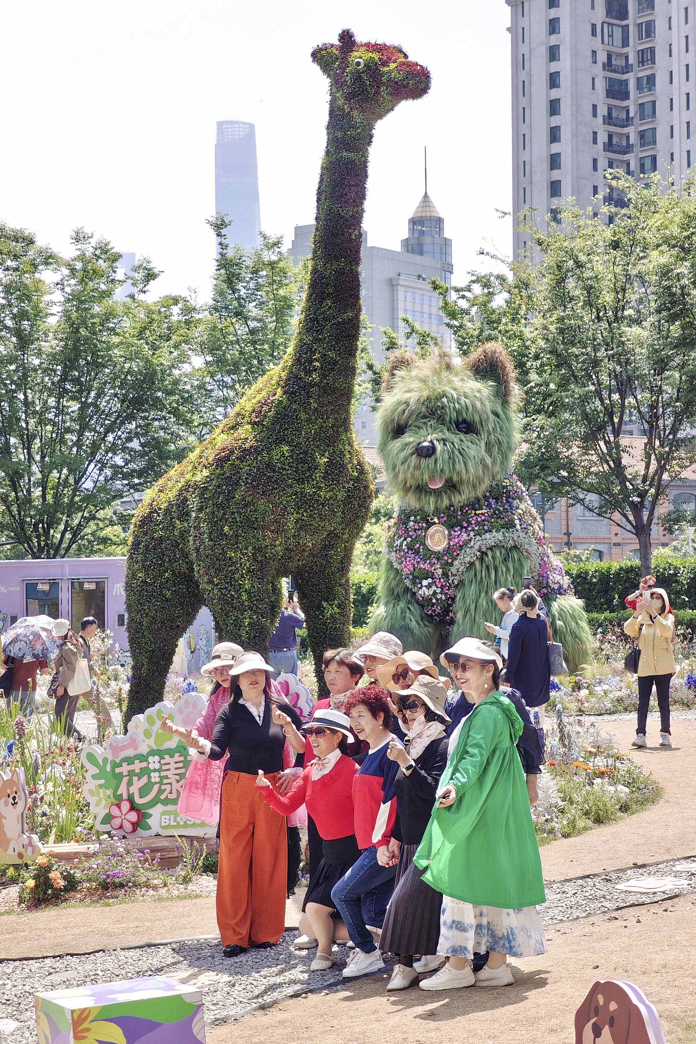 Les visiteurs posent pour des photos devant le