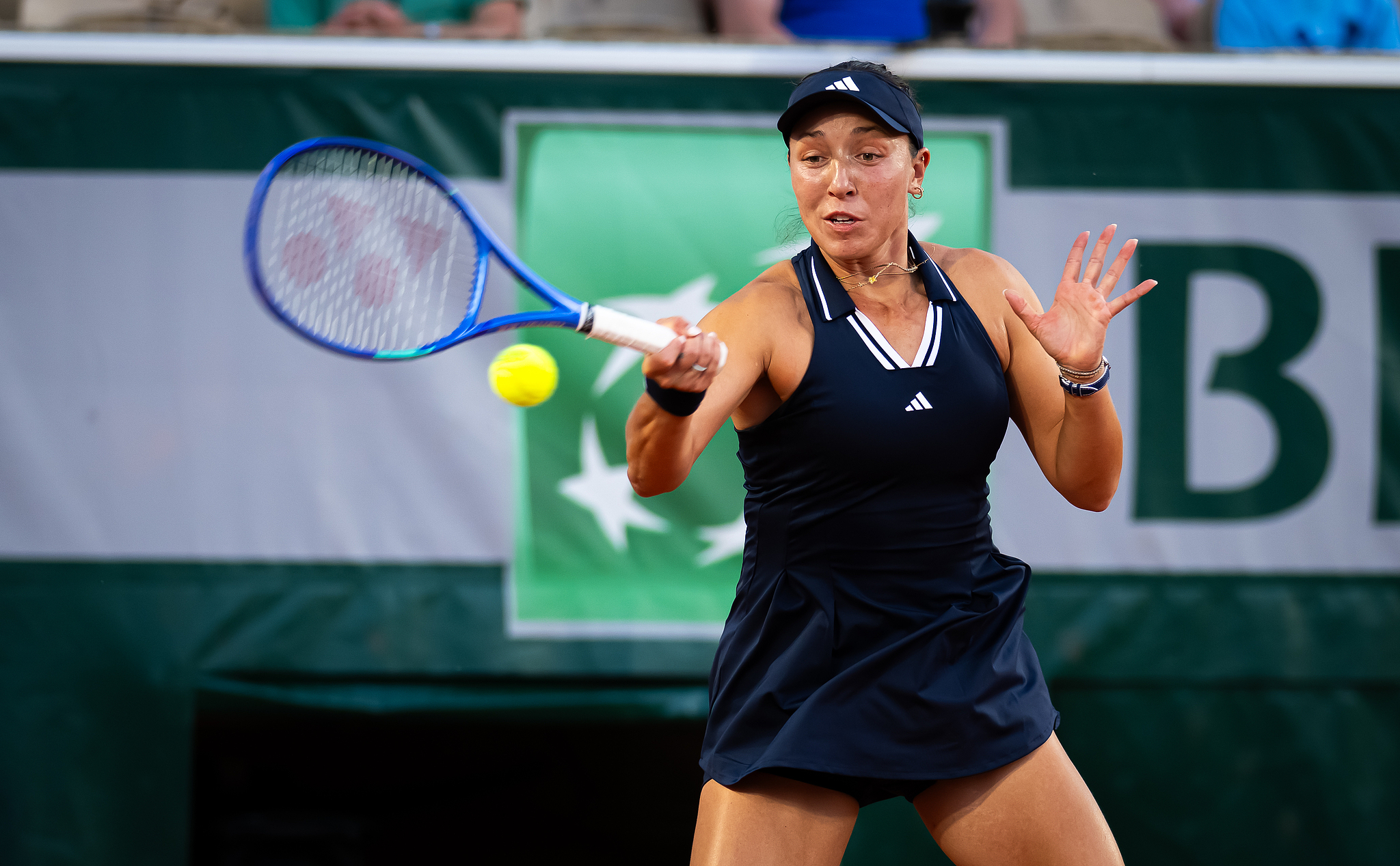 L'Américaine Jessica Pegula réussit un tir au premier tour du simple féminin contre l'Australienne Kimberly Birrell à Roland-Garros à Paris, France, le 26 mai 2026. /VCG