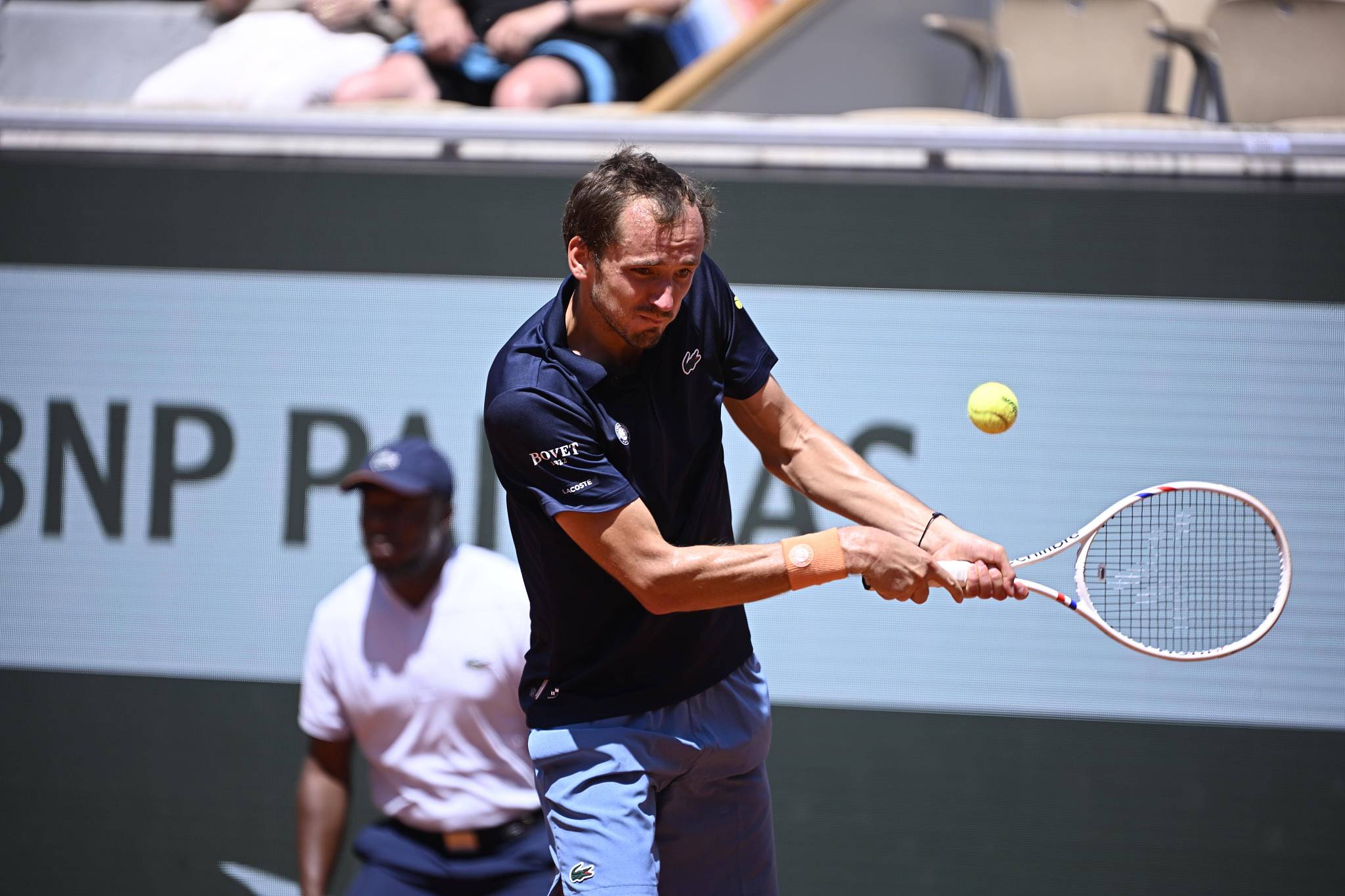 Le Russe Daniil Medvedev réussit un tir au premier tour du simple messieurs contre l'Australien Adam Walton à Roland-Garros à Paris, France, le 26 mai 2026. /VCG