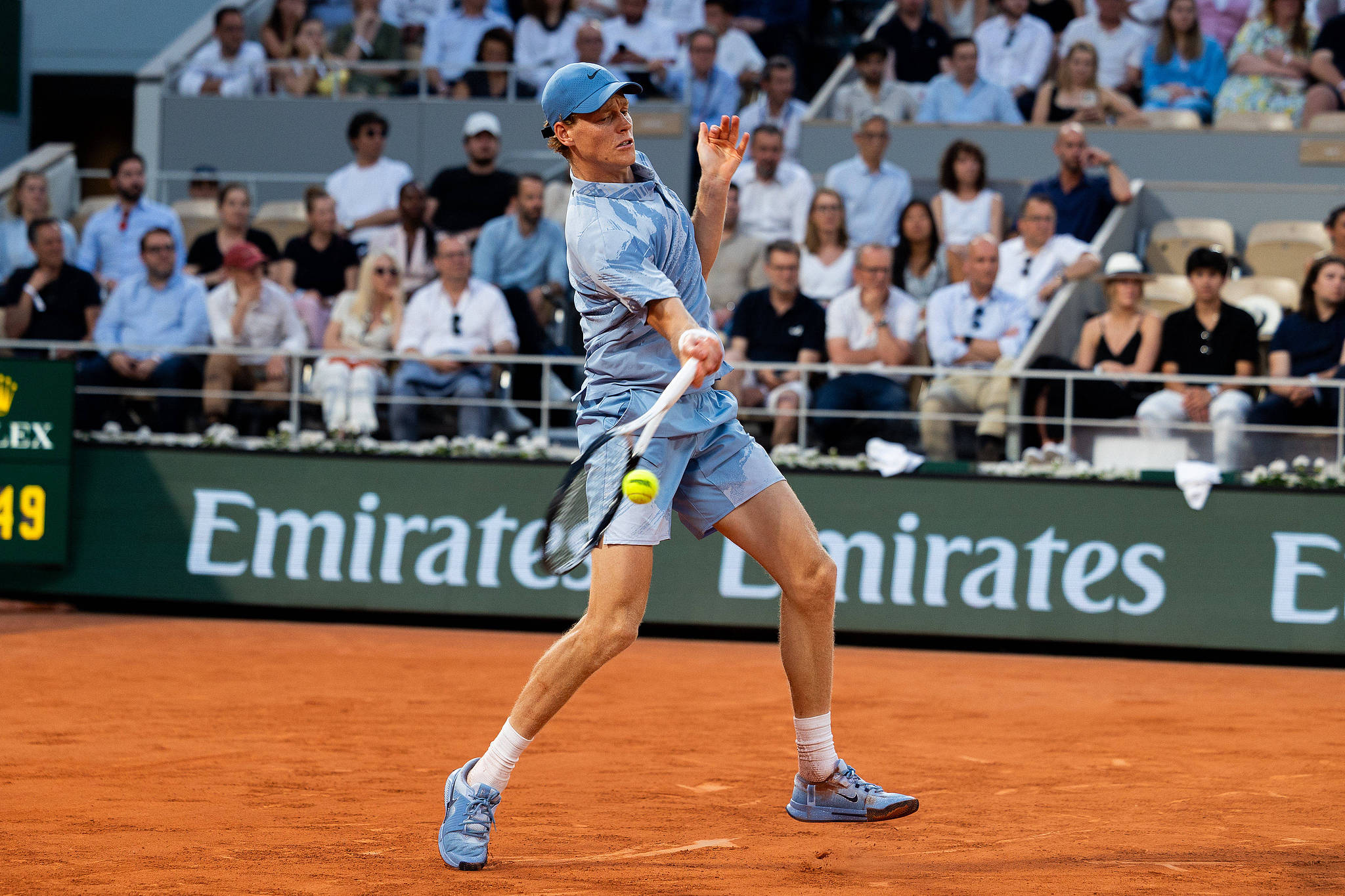 L'Italien Jannik Sinner réussit un tir au premier tour du simple messieurs contre le Français Clément Tabur à Roland-Garros à Paris, France, le 26 mai 2026. /VCG