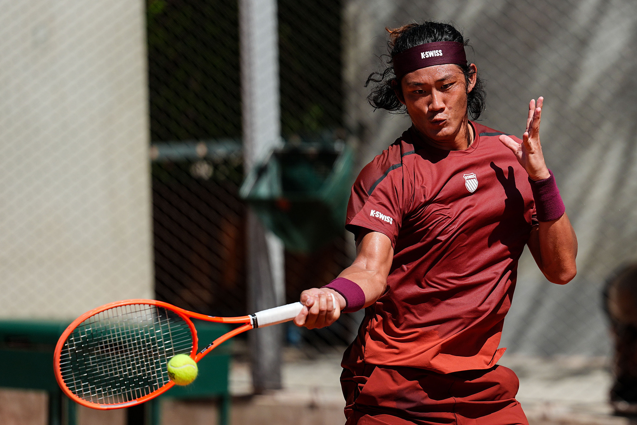 Le Chinois Zhang Zhizhen réussit un tir au premier tour du simple messieurs contre l'Argentin Facundo Diaz Acosta à Roland-Garros à Paris, France, le 26 mai 2026. /VCG
