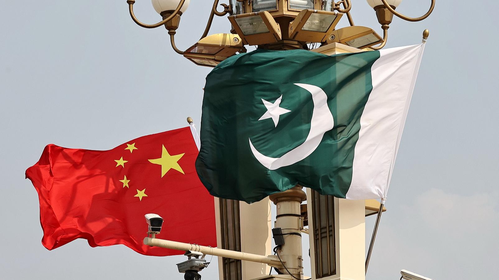 Les drapeaux nationaux de la Chine et du Pakistan sont visibles à Pékin, en Chine, le 24 mai 2026. /VCG