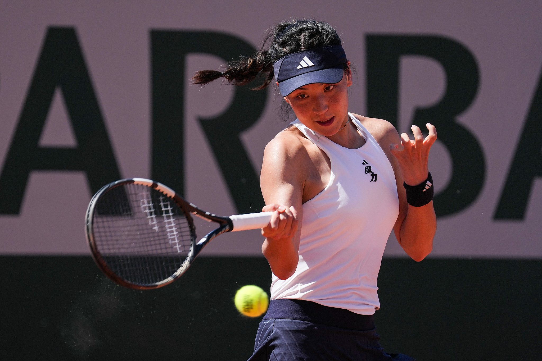 La Chinoise Wang Xinyu réussit un tir contre l'Allemande Tamara Korpatsch lors d'un match du deuxième tour du simple féminin à l'Open de France de Roland Garros à Paris, France, le 27 mai 2026. /VCG