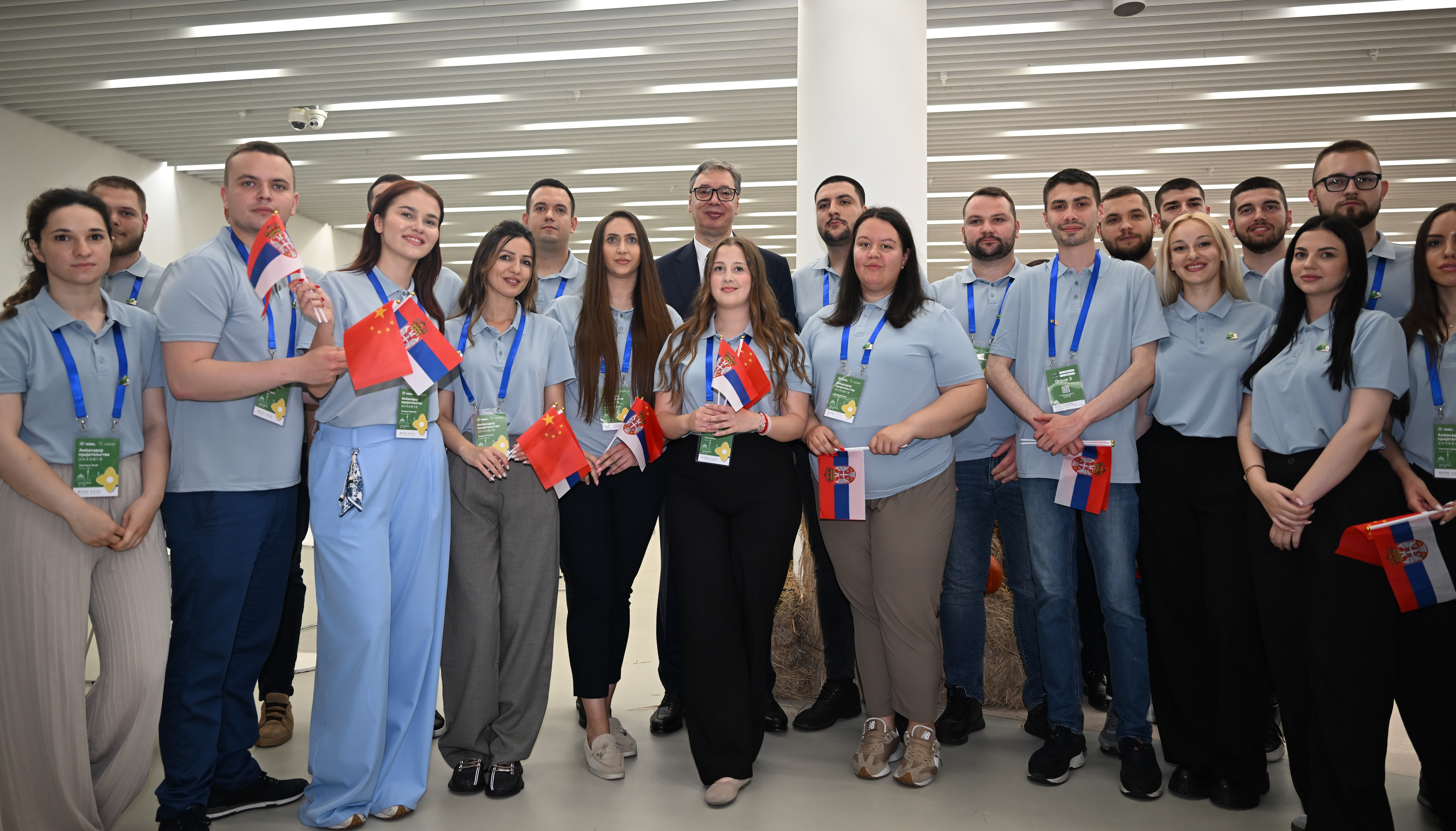 Le président serbe Aleksandar Vucic et de jeunes Serbes participant à un programme d'échange en Chine posent pour des photos au groupe Minth à Jiaxing, dans la province chinoise du Zhejiang (est), le 27 mai 2026. /IC 