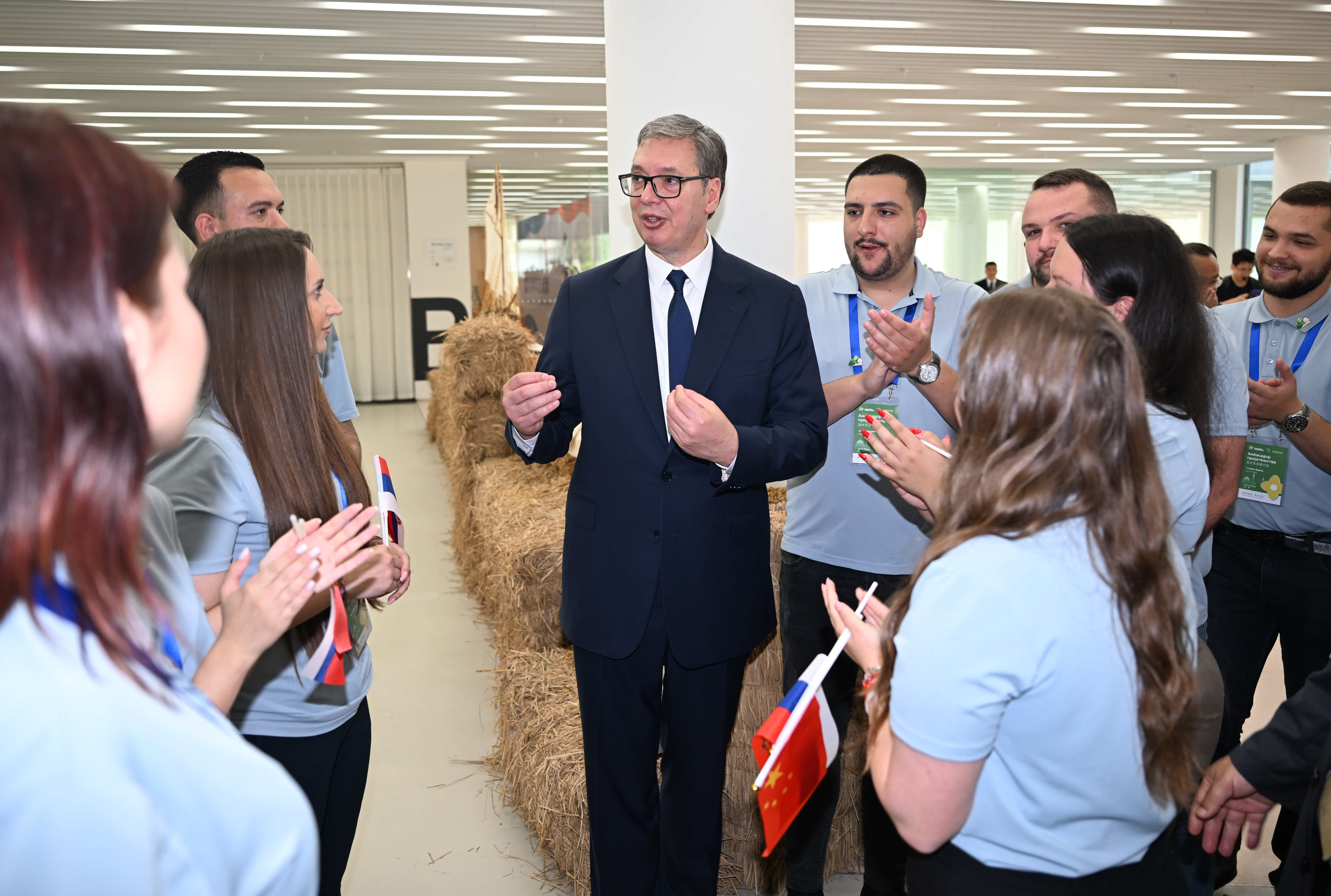 Le président serbe Aleksandar Vucic s'entretient avec de jeunes Serbes participant à un programme d'échange en Chine lors de sa visite au groupe Minth à Jiaxing, dans la province chinoise du Zhejiang (est), le 27 mai 2026. /IC