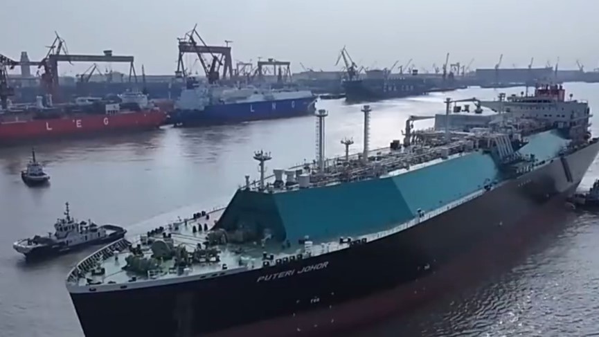 Le méthanier Puteri Johor à proximité d’un chantier naval. /CMG