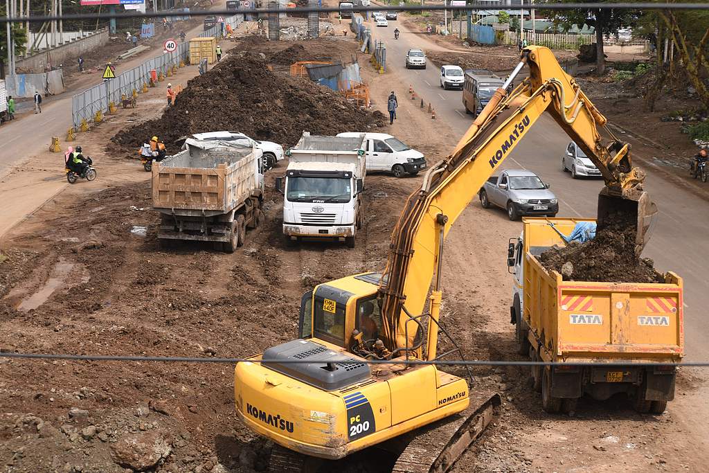 Des automobilistes circulent sur la route de Mombasa, à côté du chantier de construction en cours de l'autoroute de Nairobi, entrepris par l'entrepreneur chinois China Road and Bridge Corporation, à Nairobi, Kenya, le 10 février 2021. / VCG