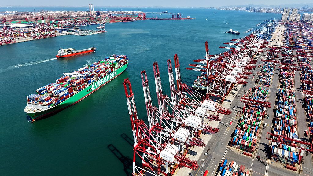 Un cargo chargé de conteneurs destinés au commerce extérieur accoste au port de Qingdao, dans l'est de la province du Shandong, en Chine, le 7 avril 2026. /CFP