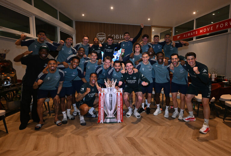 Les joueurs d'Arsenal célèbrent leur victoire en Premier League après avoir regardé l'AFC Bournemouth contre Manchester City au Sobha Realty Training Centre à Londres Colney, en Angleterre, le 19 mai 2026. /VCG