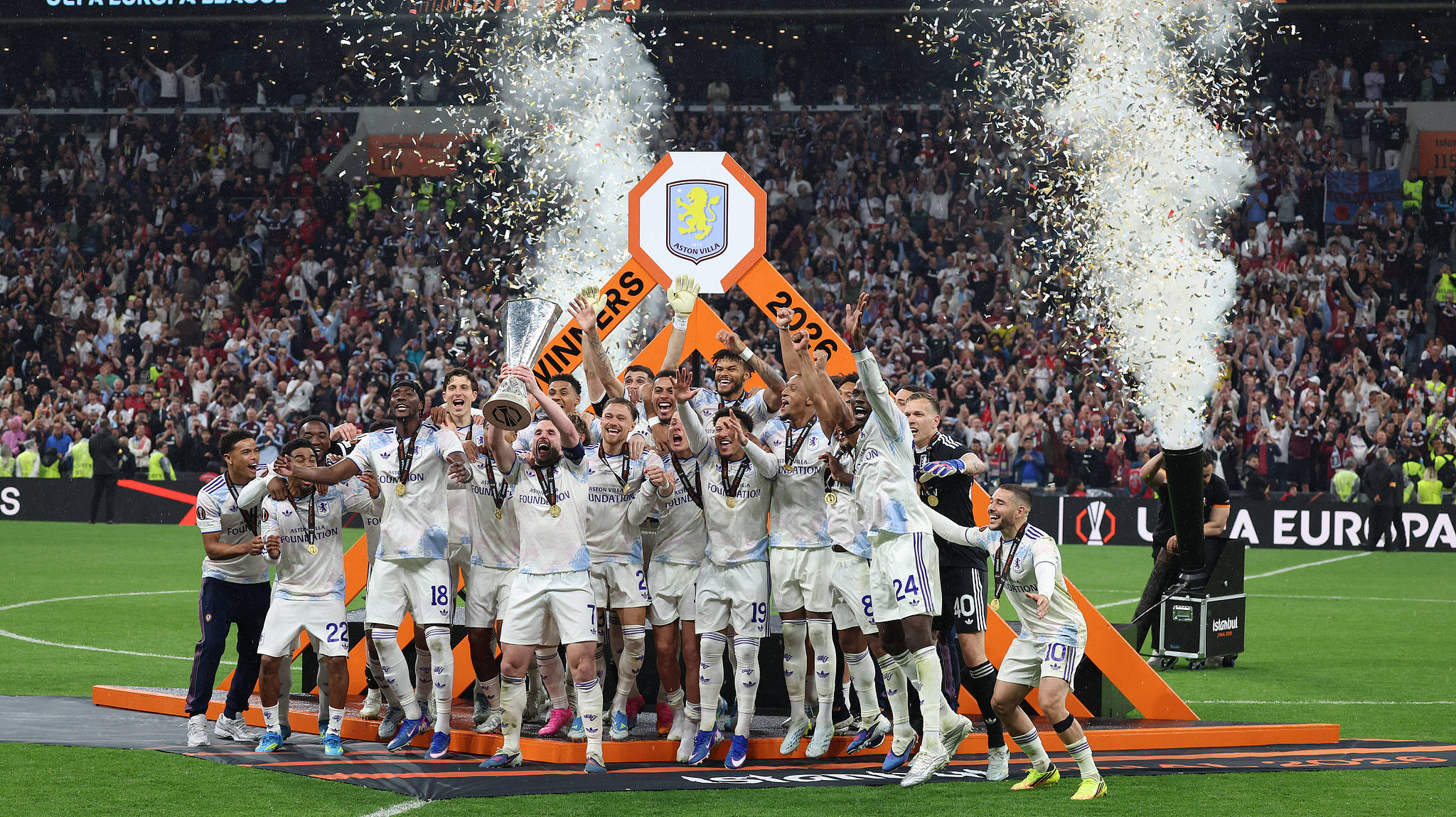 Les joueurs d'Aston Villa célèbrent après avoir remporté le titre de l'UEFA Europa League avec une victoire 3-0 contre Fribourg au Besiktas Park à Istanbul, Turquie, le 20 mai 2026. /VCG