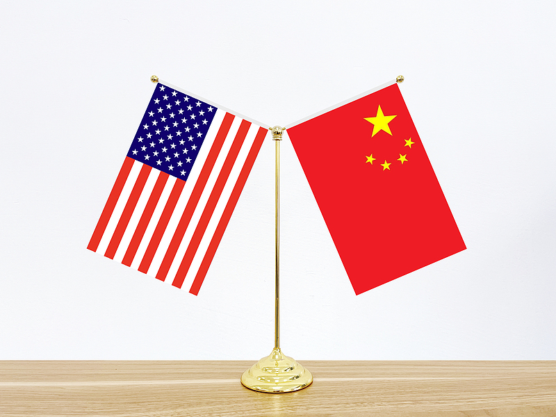 Les drapeaux nationaux de la Chine (R) et des États-Unis. /VCG