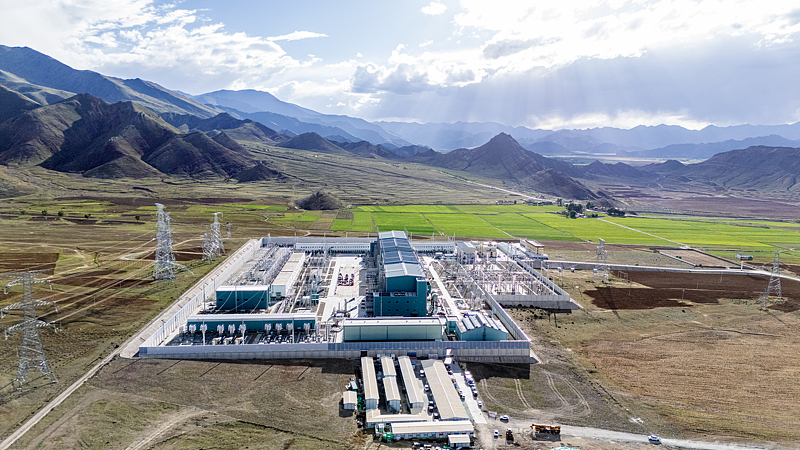 Station de conversion ultra-haute tension de Lhassa, dans la région autonome de Xizang (sud-ouest de la Chine), le 6 juin 2025. /VCG
