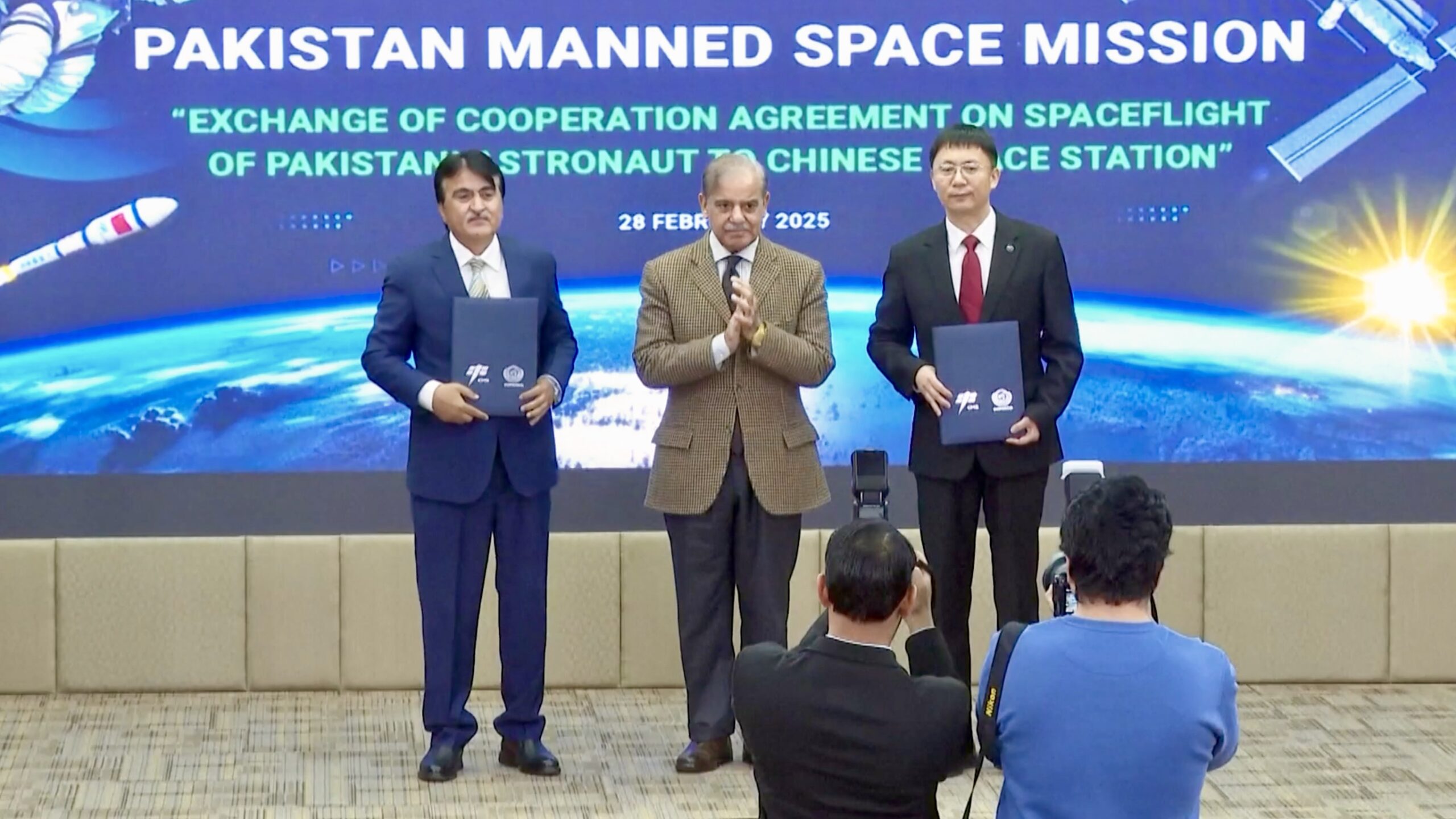 Le Premier ministre pakistanais Shehbaz Sharif (au centre) supervise la cérémonie de signature de l'accord de coopération d'échange sur le vol spatial de l'astronaute pakistanais vers la station spatiale chinoise, le 28 février 2025. /CCTV Plus