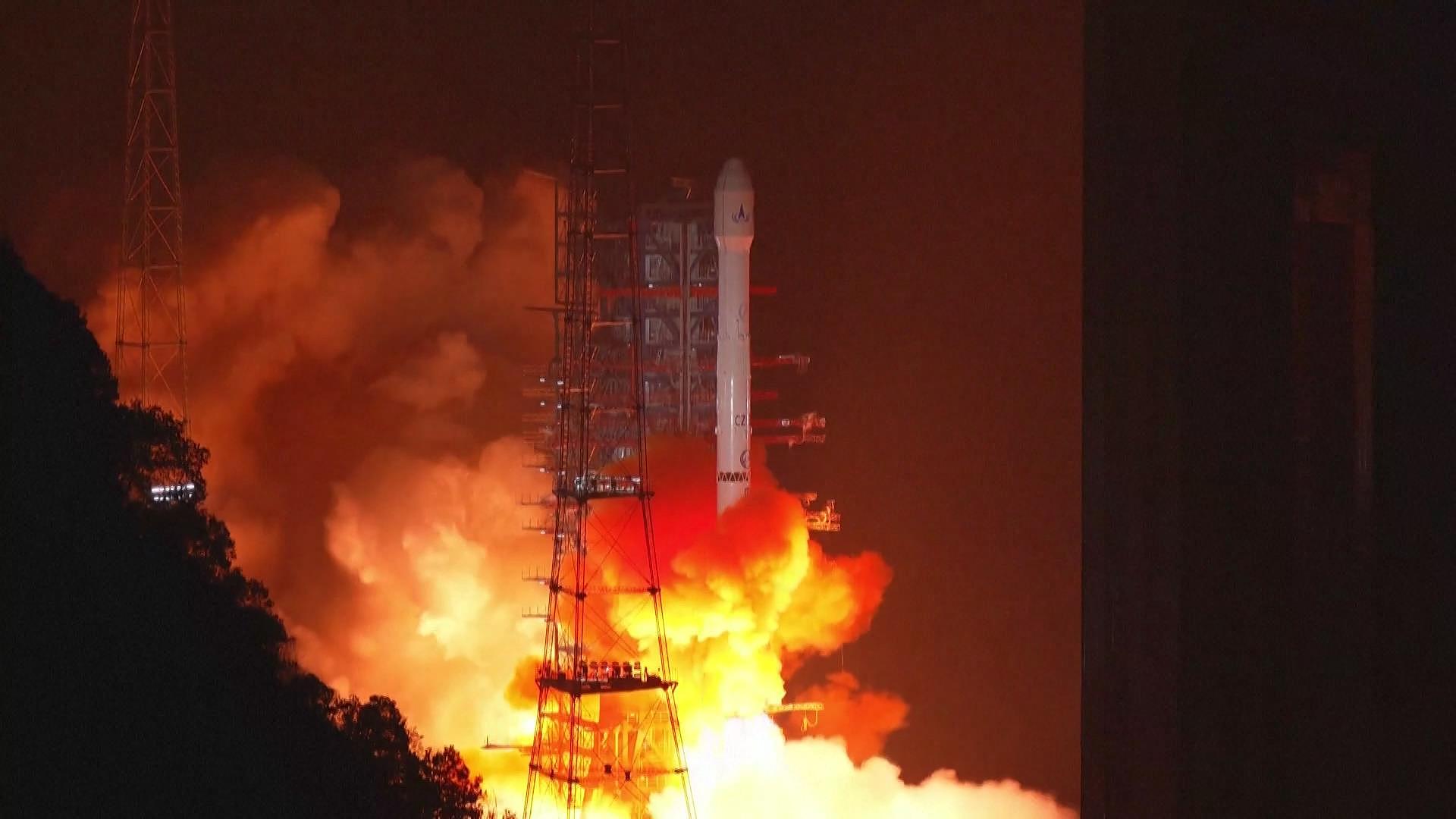Une fusée porteuse Longue Marche-3B lance le satellite Fengyun-4 03 au centre de lancement de satellites de Xichang, dans la province chinoise du Sichuan (sud-ouest), le 27 décembre 2025. /VCG