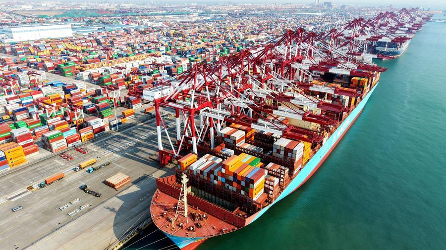 Une vue du port de Qingdao, à Qingdao, dans la province chinoise du Shandong (est), le 10 mars 2026. /Xinhua