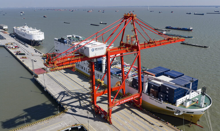 Un navire transporteur de voitures chargeant des voitures pour l'exportation dans la zone portuaire de Taicang, dans le port de Suzhou, province du Jiangsu, Chine, le 10 mai 2026. /VCG