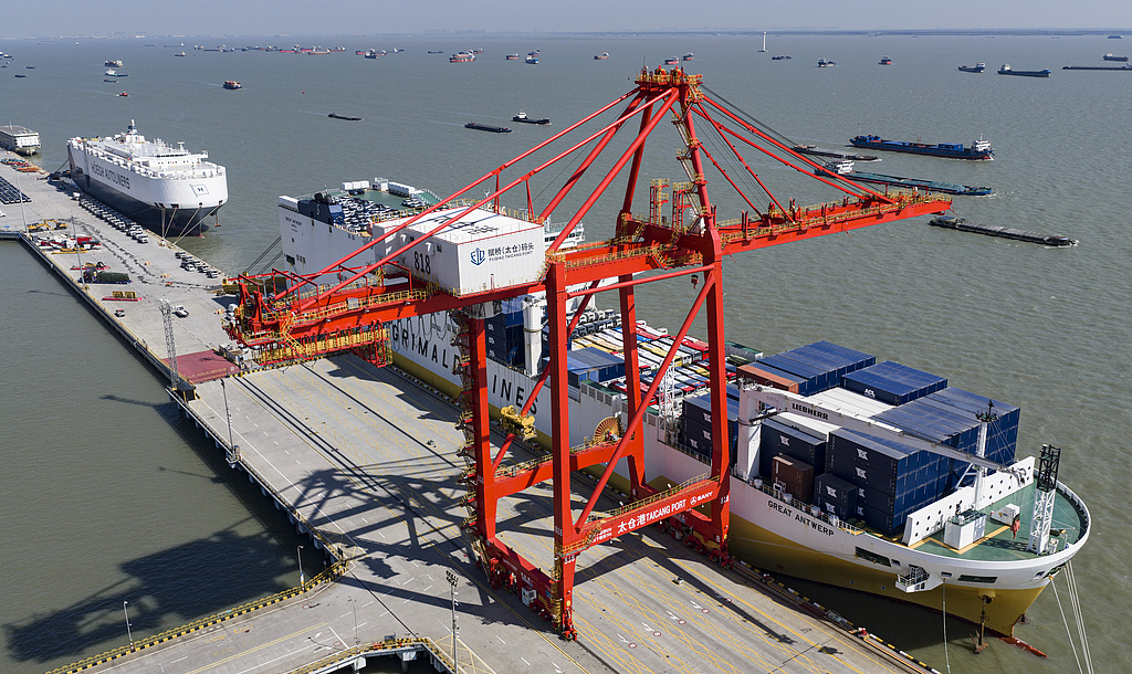 Un navire transporteur de voitures chargeant des voitures pour l'exportation dans la zone portuaire de Taicang, dans le port de Suzhou, province du Jiangsu, Chine, le 10 mai 2026. /VCG
