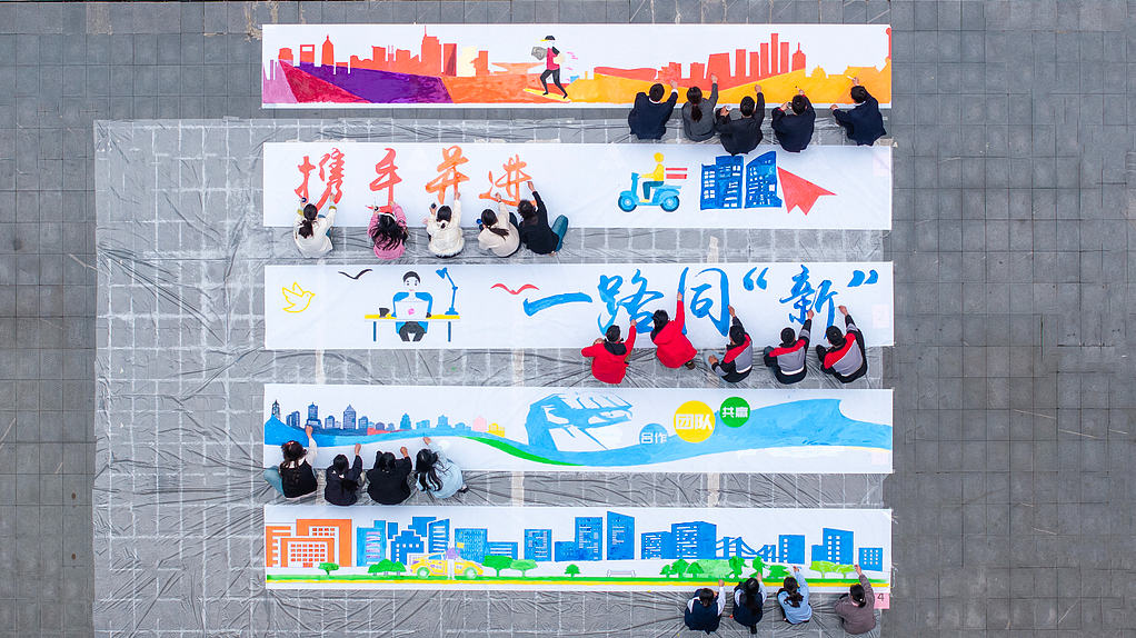 Les travailleurs des nouvelles formes d'emploi participent à une création de peinture sur le thème de la Journée internationale du travail dans la ville de Hefei, province de l'Anhui (est de la Chine), le 29 avril 2026. /VCG