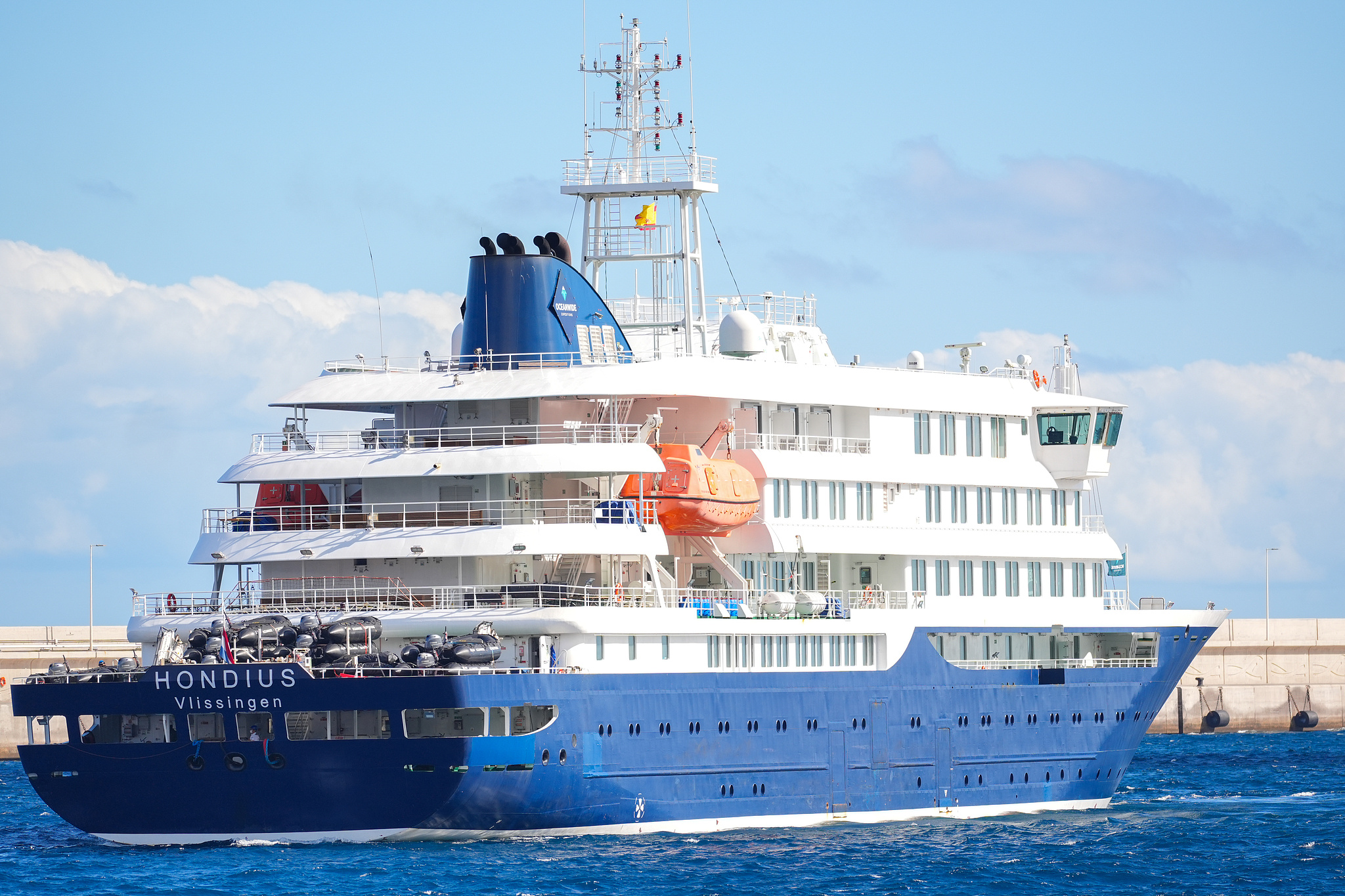 Vue du navire de croisière MV Hondius amarré dans le port de Granadilla avant de mettre le cap sur les Pays-Bas, les îles Canaries, l'Espagne, le 11 mai 2026. /VCG