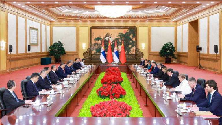 Le président chinois Xi Jinping s'entretient avec le président serbe Aleksandar Vucic, en visite d'État en Chine, au Grand Palais du Peuple à Pékin, capitale de la Chine, le 25 mai 2026. /Xinhua
