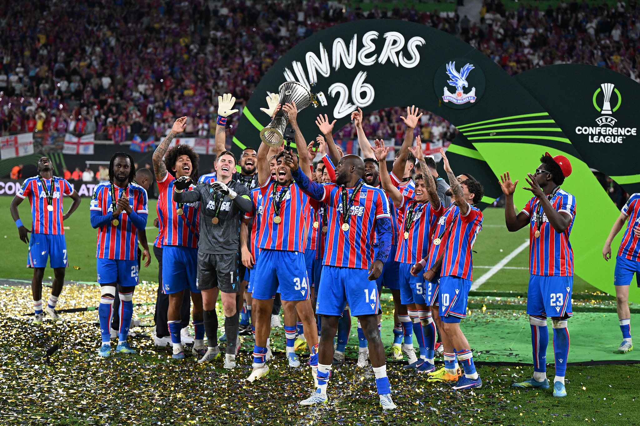 Les joueurs de Crystal Palace célèbrent après avoir battu Rayo Vallecano lors de la finale de l'UEFA Conference League à Leipzig, en Allemagne, le 27 mai 2026. /VCG
