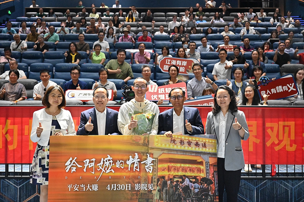 Lan Hongchun (au centre), réalisateur du film