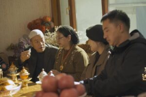 Des habitants de 13 groupes ethniques construisent une maison heureuse à Xigaze, à Xizang