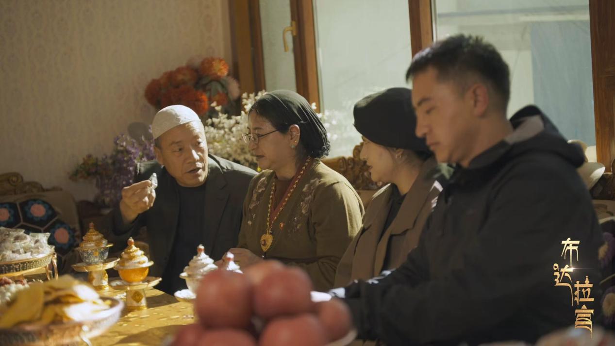 Le marchand Hui Ma Gadong passe du temps avec sa famille chez lui dans la communauté de Jiangluokangsa à Xigaze, dans la région autonome de Xizang, dans le sud-ouest de la Chine. /CGTN