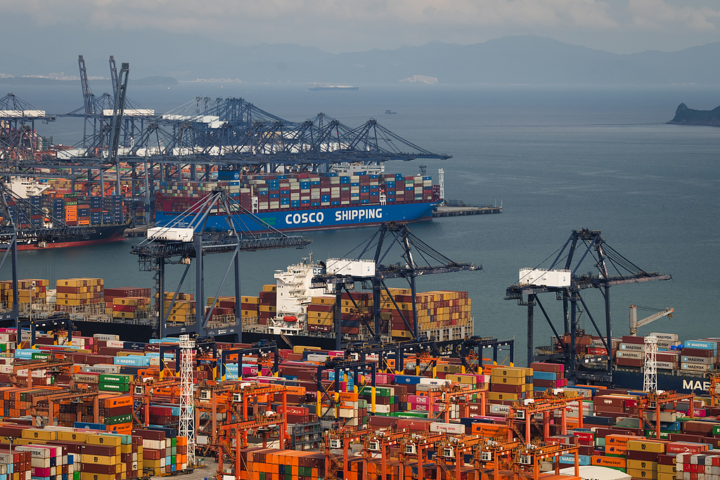 Les terminaux à conteneurs internationaux de Yantian à Shenzhen, province du Guangdong, Chine, le 15 avril 2026. /VCG