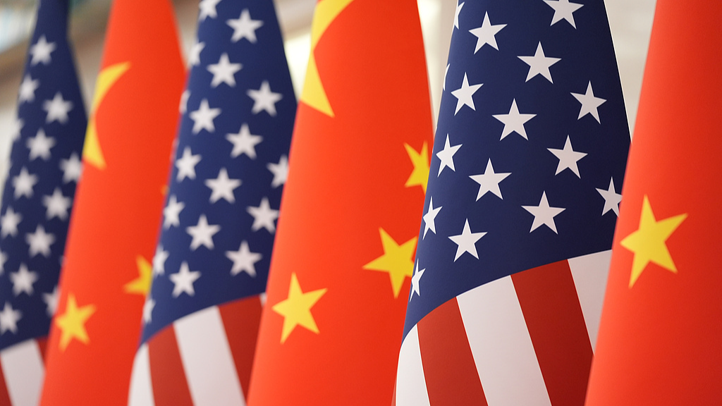 Les drapeaux chinois et américain au Grand Palais du Peuple avant le dîner d'État en l'honneur du président américain Donald Trump à Pékin, le 14 mai 2026. /VCG