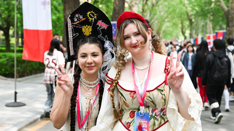 Des étudiants internationaux russes portent des costumes nationaux traditionnels lors d'une foire culturelle mondiale organisée par l'Université des langues et de la culture de Pékin, Chine, le 26 avril 2025. /VCG