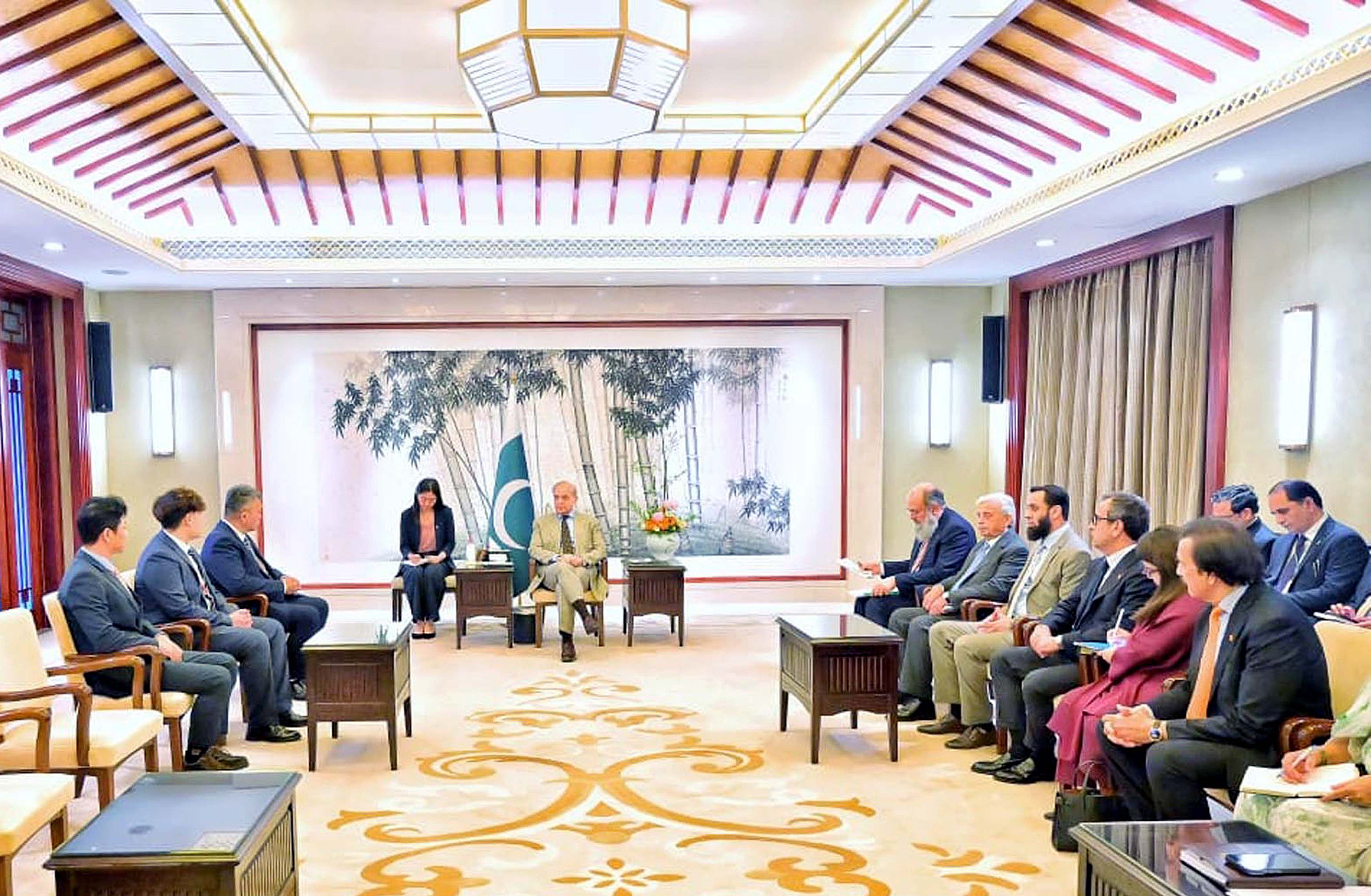 Le Premier ministre pakistanais Shehbaz Sharif rencontre des dirigeants d'entreprises chinois à Hangzhou, dans la province du Zhejiang, dans l'est de la Chine, le 24 mai 2026. /CFP