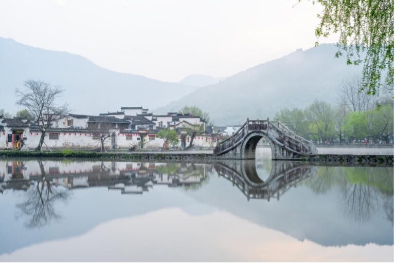 À l'aube, le village de Hongcun voit de la brume sur le miroir d'eau des maisons de style Hui, comme une scène d'une peinture classique à l'encre de Chine. /VCG