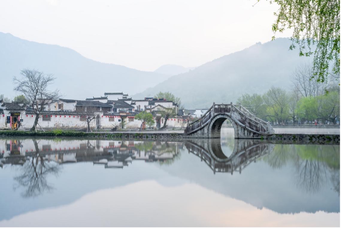 À l'aube, le village de Hongcun voit de la brume sur le miroir d'eau des maisons de style Hui, comme une scène d'une peinture classique à l'encre de Chine. /VCG
