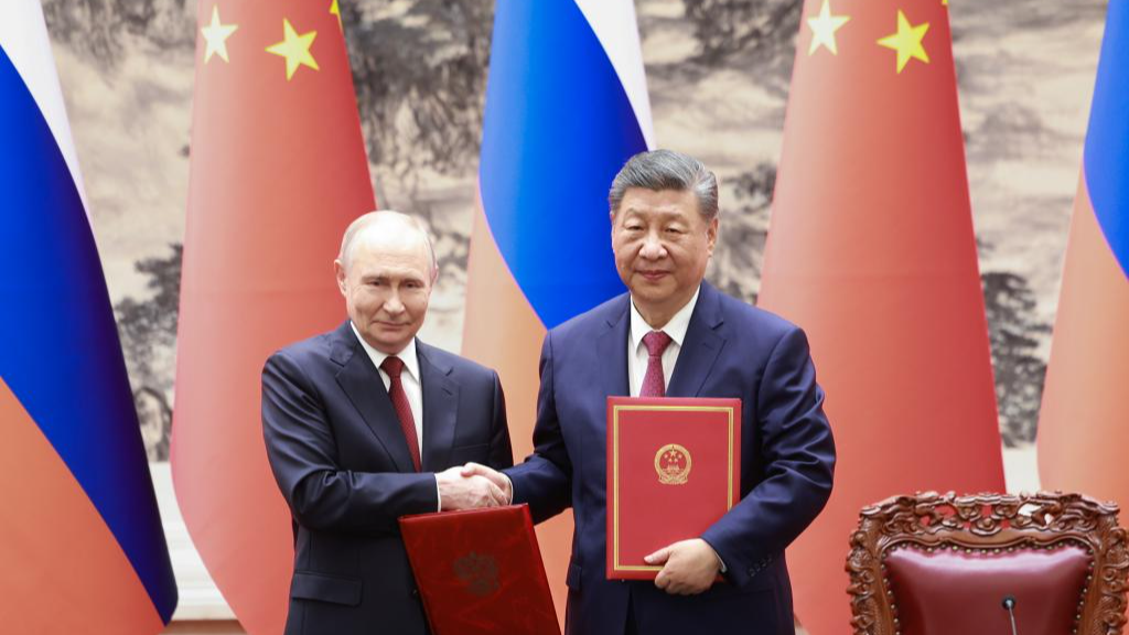 Le président chinois Xi Jinping (à droite) et le président russe Vladimir Poutine signent une déclaration commune sur le renforcement de la coordination stratégique globale et l'approfondissement du bon voisinage et de la coopération amicale entre les deux pays au Grand Palais du Peuple à Pékin, en Chine, le 20 mai 2026. /Xinhua