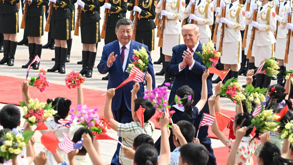 Le président chinois Xi Jinping organise une cérémonie de bienvenue pour le président américain Donald Trump devant le Grand Palais du Peuple avant leurs entretiens à Pékin, en Chine, le 14 mai 2026. /Xinhua