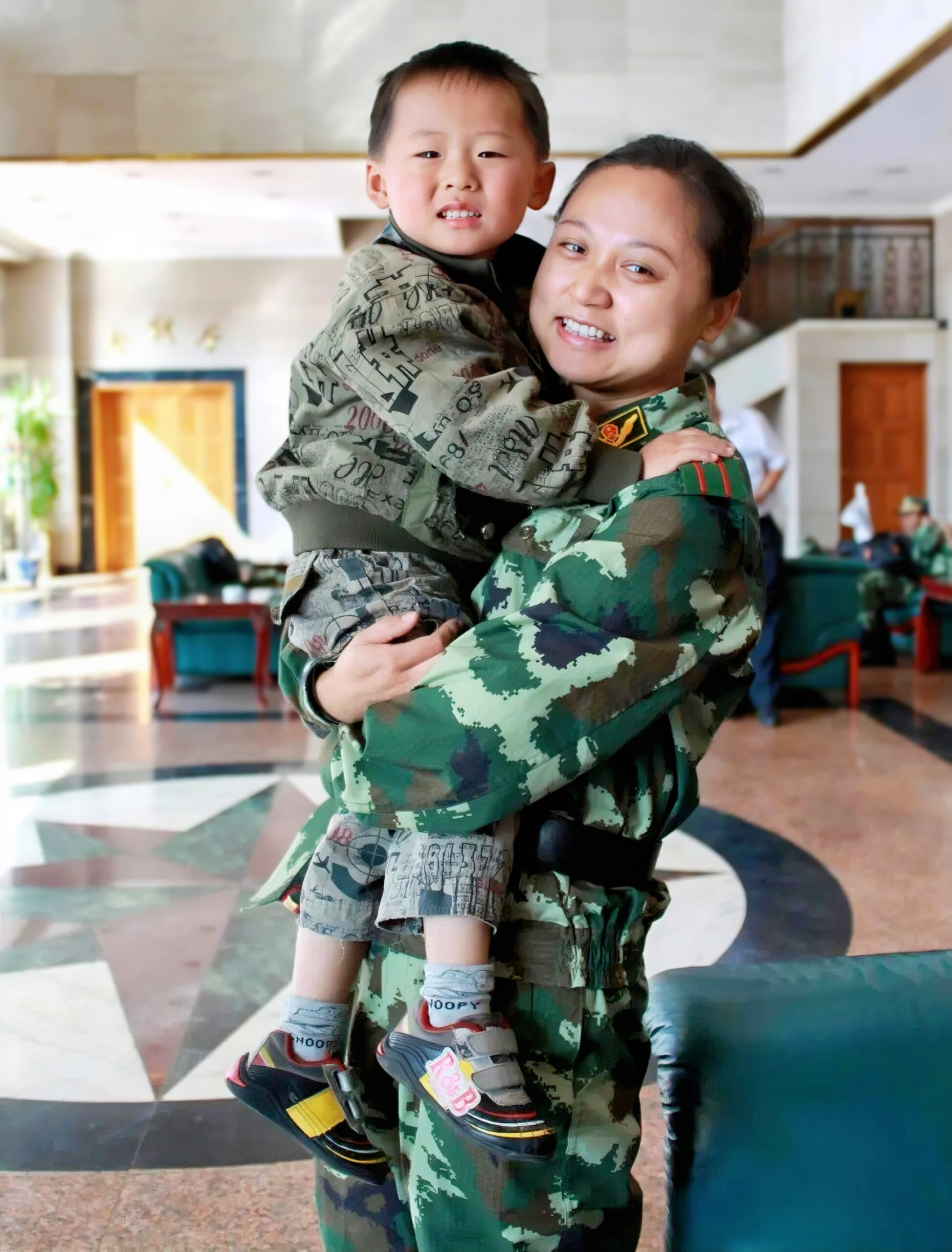 Photo de He Zhihong et de son fils. /CMG