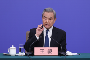 « Historique, fructueux »: le ministre chinois des Affaires étrangères informe les médias de la réunion Xi-Trump