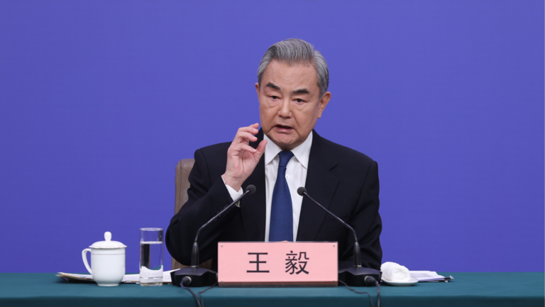 « Historique, fructueux »: le ministre chinois des Affaires étrangères informe les médias de la réunion Xi-Trump