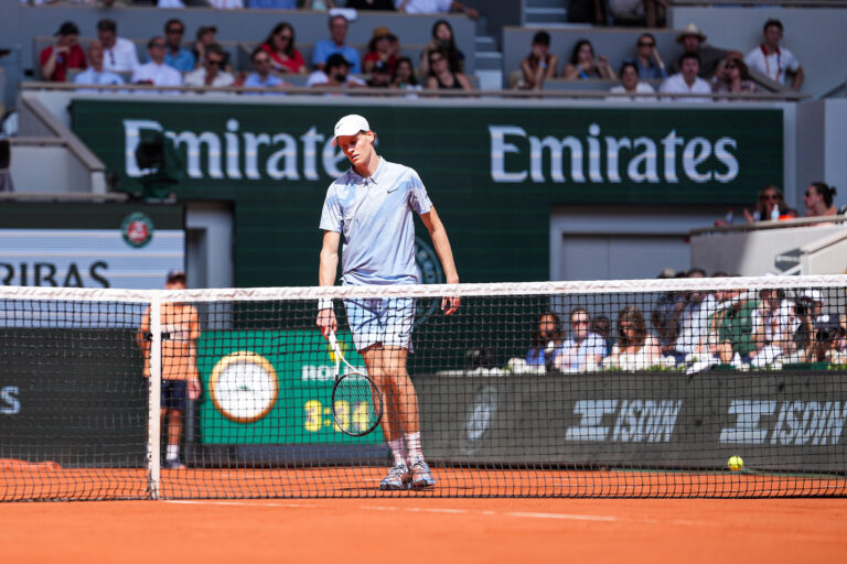 L'Italien Jannik Sinner semble abattu et épuisé lors de la 5e journée de Roland Garros à Paris, France, le 28 mai 2026. /VCG