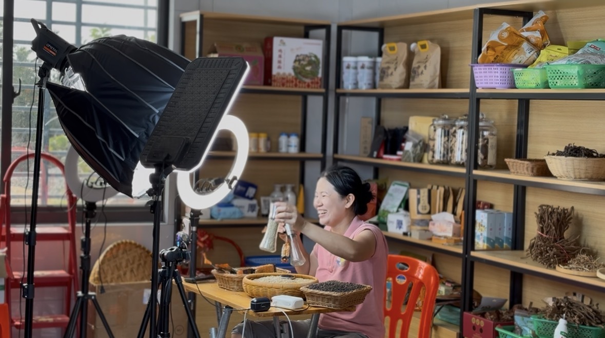Jiang Bizhen fait la promotion des spécialités locales de Hainan via le commerce électronique en direct. /CMG