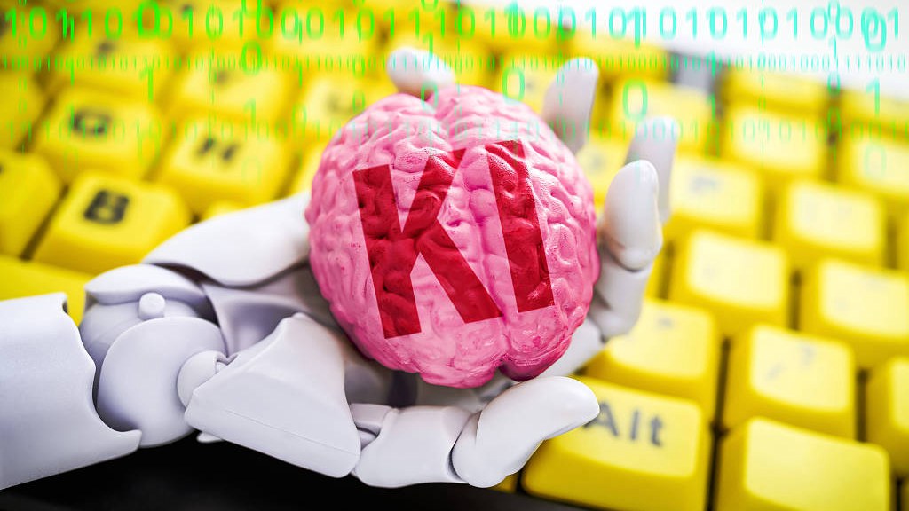 Main de robot tenant un cerveau avec inscription