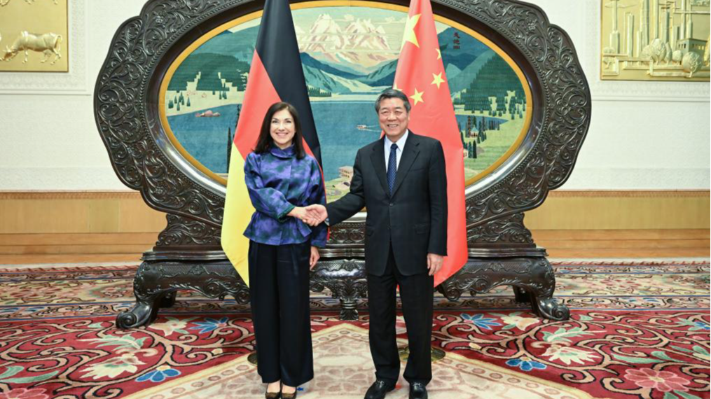 Le vice-Premier ministre chinois He Lifeng (à droite), également membre du Bureau politique du Comité central du Parti communiste chinois, serre la main de la ministre allemande de l'Economie et de l'Energie Katherina Reiche à Pékin, en Chine, le 27 mai 2026. /Xinhua