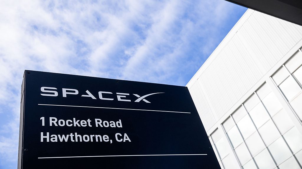 Signalisation à l'extérieur des installations de SpaceX à Hawthorne, Californie, États-Unis, le 13 avril 2026. /VCG