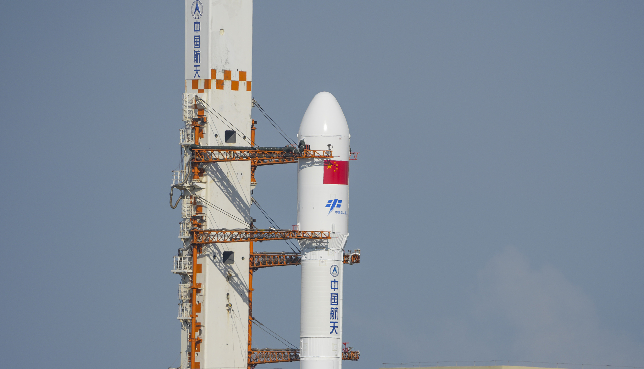 Le vaisseau spatial cargo Tianzhou-10, au sommet d'une fusée Longue Marche-7 Y11, est transporté verticalement vers le site de lancement dans la province de Hainan, dans le sud de la Chine, le 8 mai 2026. /VCG